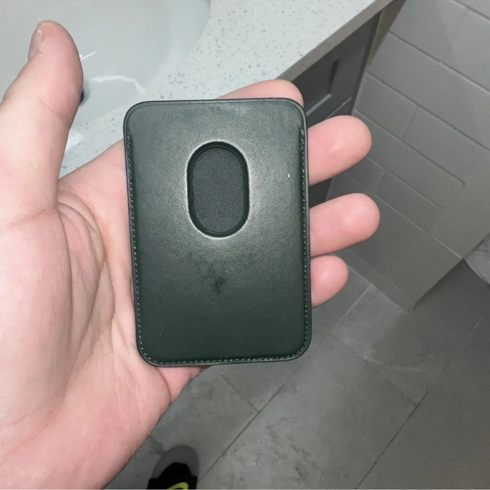 Apple magsafe wallet FIND MY